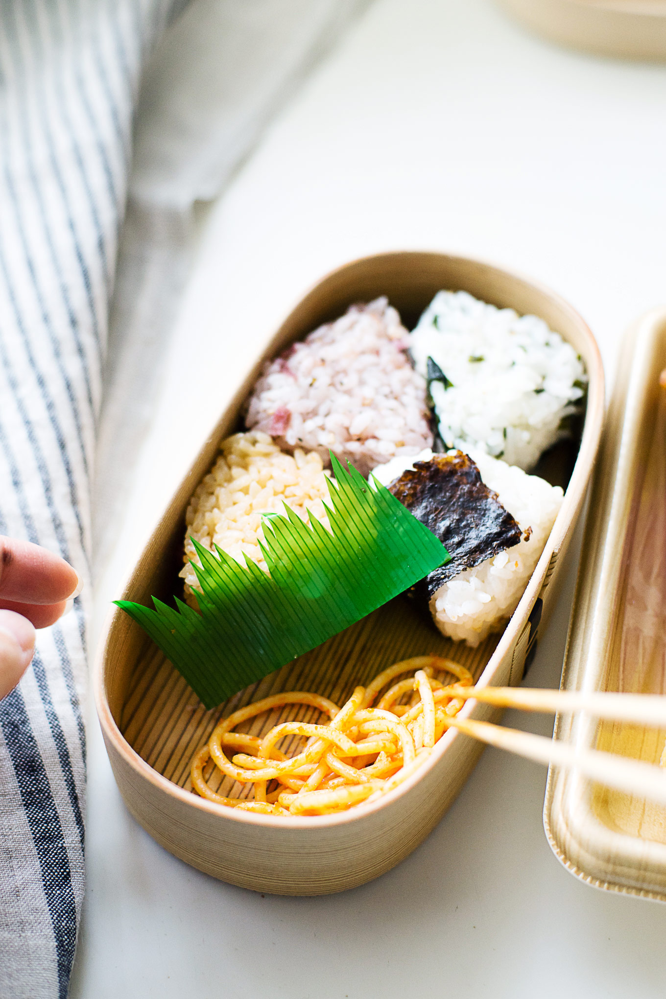 how-to-pack-convenience-store-bento-in-a-magewappa-lunch-box-8