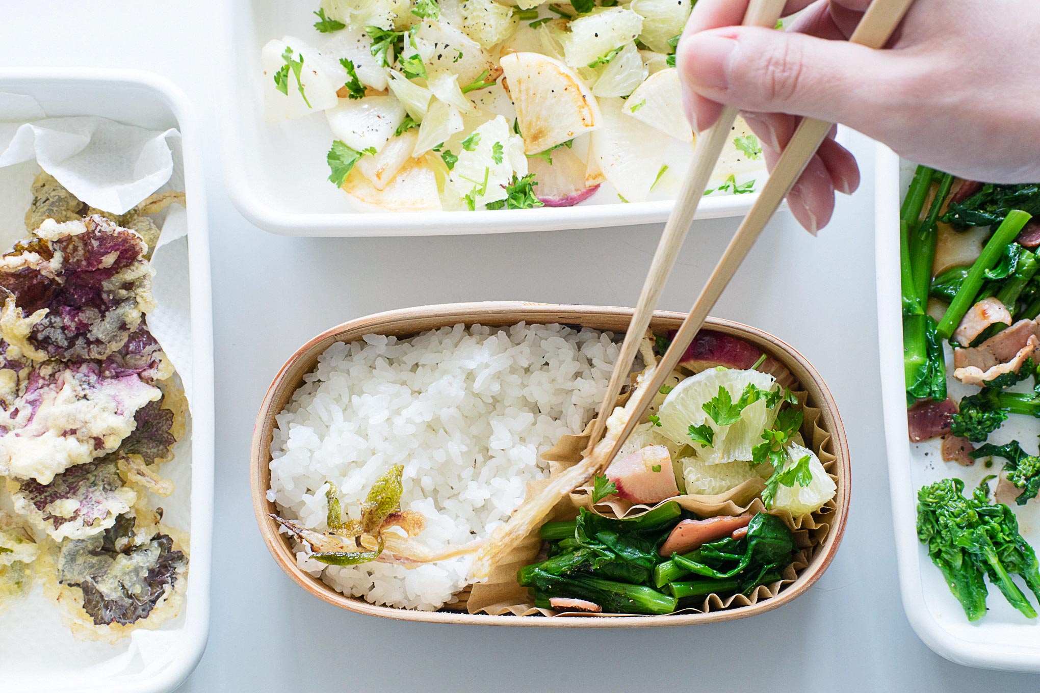 お弁当の詰めかた その4 ユキノシタとシュンランの山菜天ぷら弁当はご飯の上にびろーんと乗せるのがコツ 曲げわっぱな日々